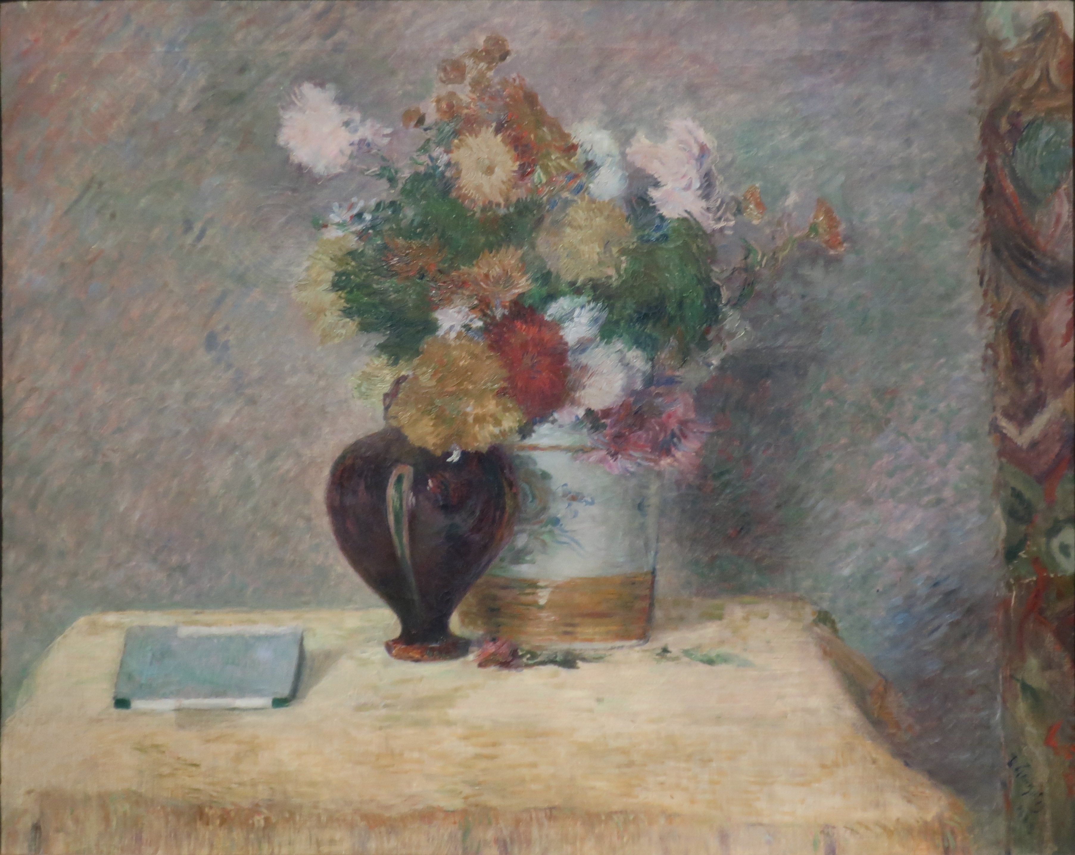 Květy a japonská kniha na stole - Paul Gauguin